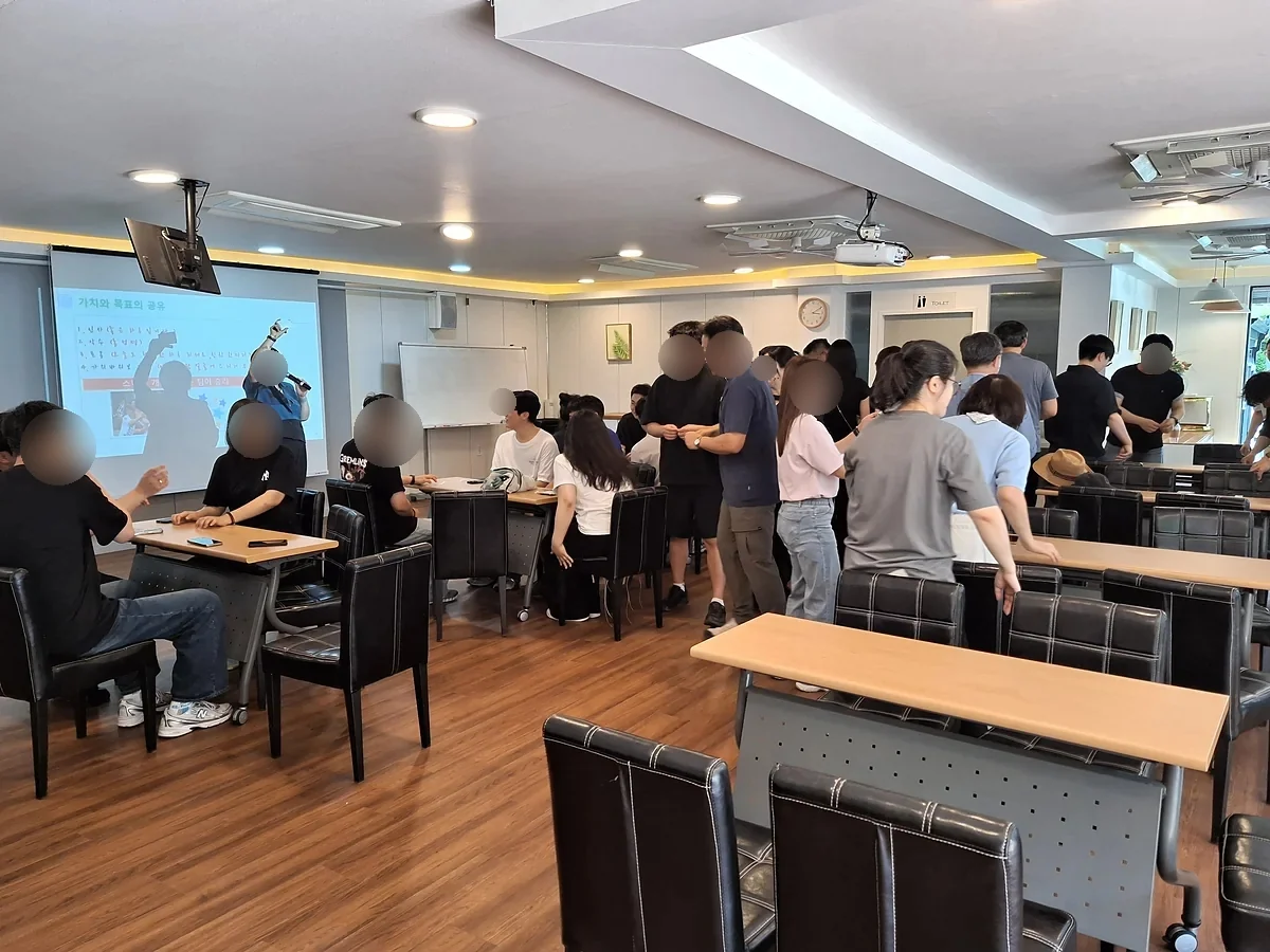 빔 프로젝터 화면을 띄우고 워크샵 프로그램이 진행 중인 세미나실